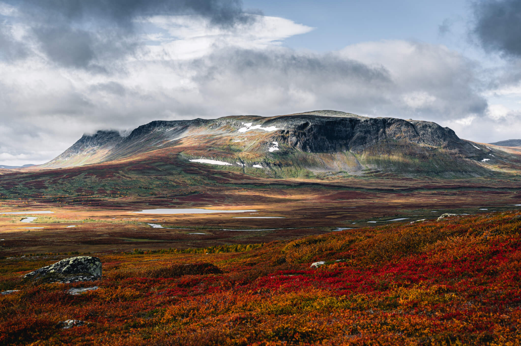 Fjäll i Vindelfjällen. Höstbild med röd tundra.