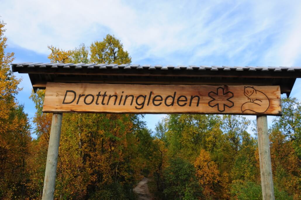 Skylt i trä med texten "Drottningleden".