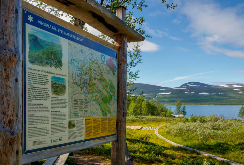 Reservatsskylt vid fjällsjö. 